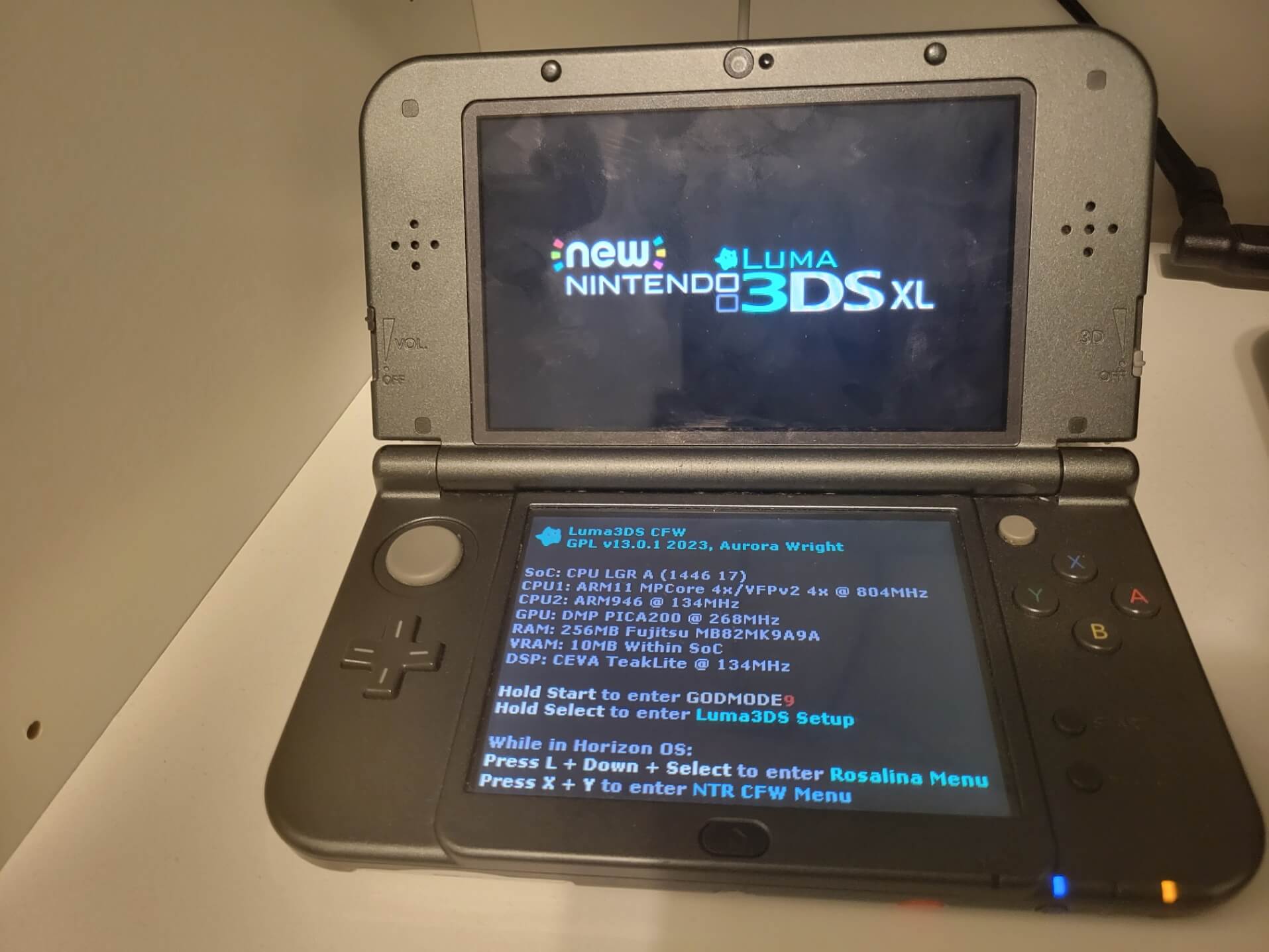 N3DS with splash screen